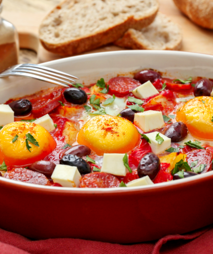Œufs cuits au four dans un plat à gratin