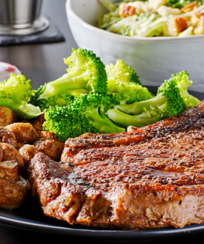 Steak de bœuf avec brocoli et champignons sautés sur une assiette