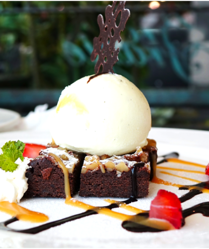 brownie aux noix moelleux et fondant servi avec une boule de crème glacée vanille