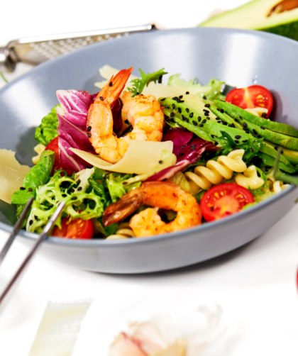 pâtes aux crevettes avec tomates et avocat