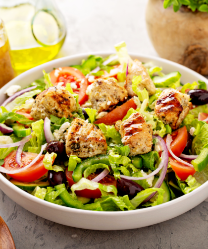 Salade grecque avec poulet grillé et vinaigrette