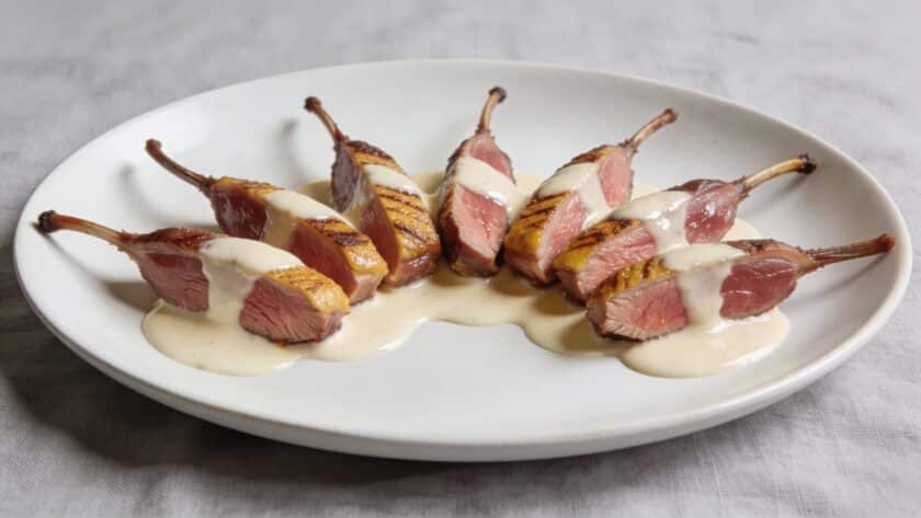 Assiette d’aiguillettes de canard nappées de creme