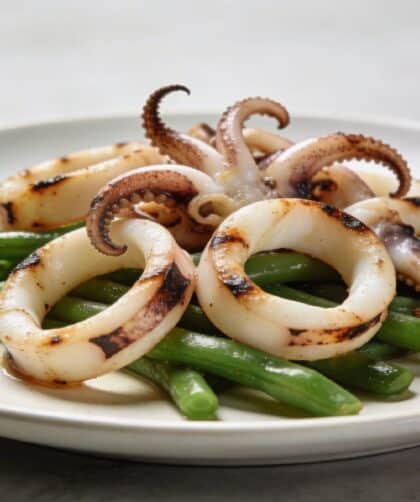 Assiette de calmars grilles avec haricots verts