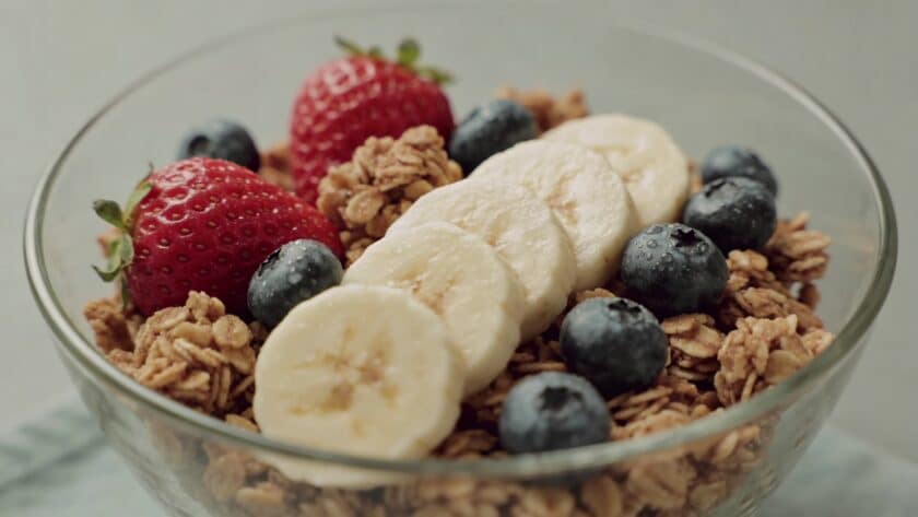 Bol de granola croquant maison avec fruits frais