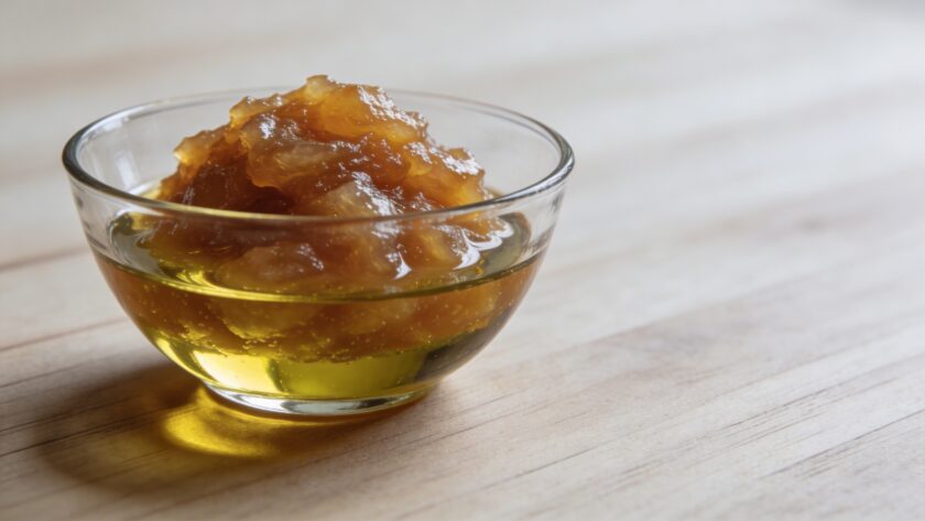 Bol en verre avec huile et compote remplaçant beurre
