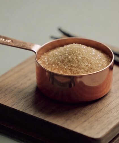 Cuillere pesee de sucre vanille sur balance