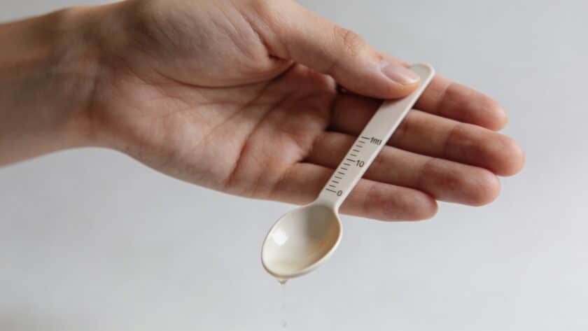 Main de dessus versant petite cuillere doseuse millilitres