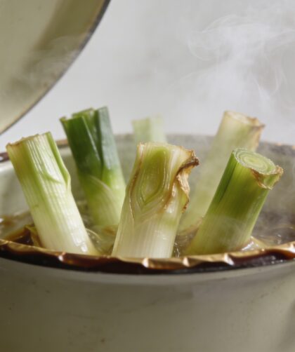 Marmite vapeur ouverte avec poireaux debout cuits