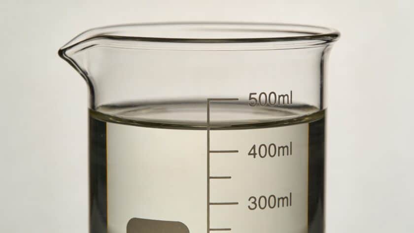 Petit verre doseur transparent rempli a cinq centilitres