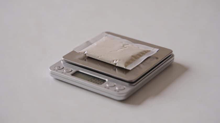Sachet de levure pese sur petite balance