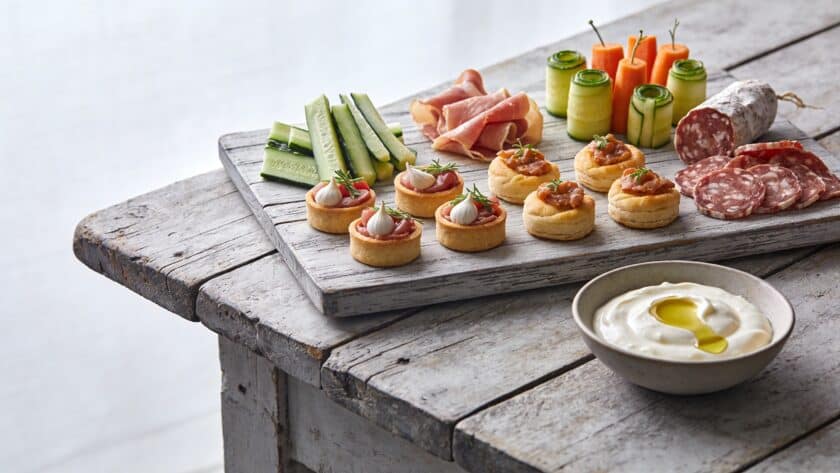 Table provencale avec hors doeuvre et aioli
