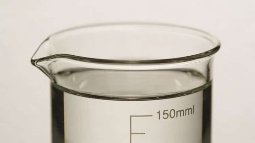 Verre doseur transparent montrant 150 millilitres de liquide