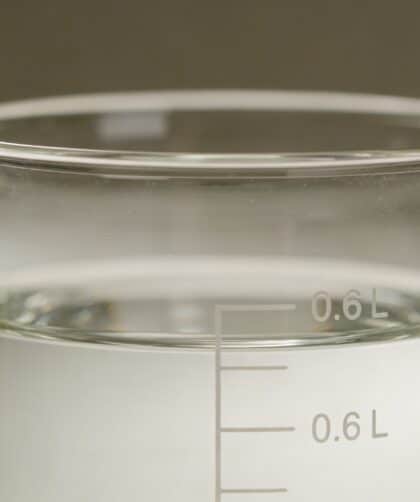 Verre doseur transparent avec eau jusquau trait 0,6 L