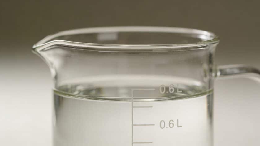 Verre doseur transparent avec eau jusquau trait 0,6 L