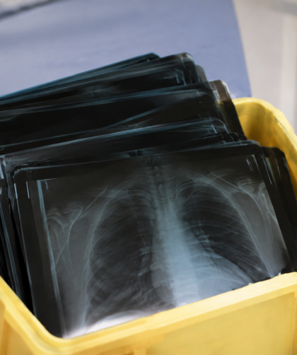 Radiographies empilees dans conteneur medical specialise jaune