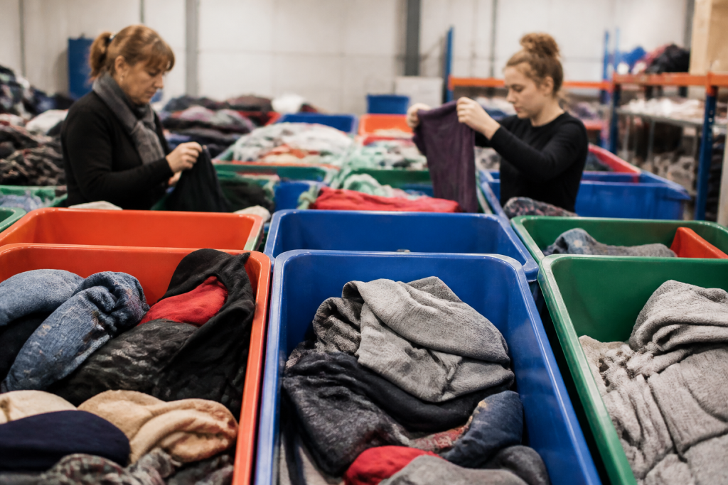 Bacs colores remplis de vetements tries par des employes