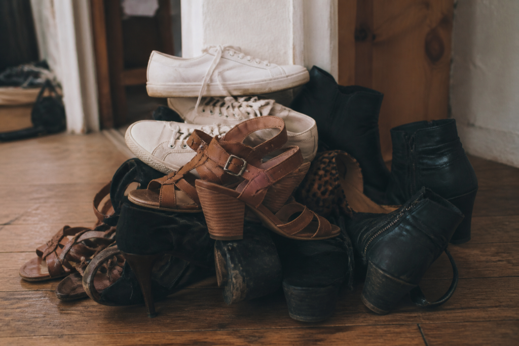 Baskets talons bottes et sandales empilees