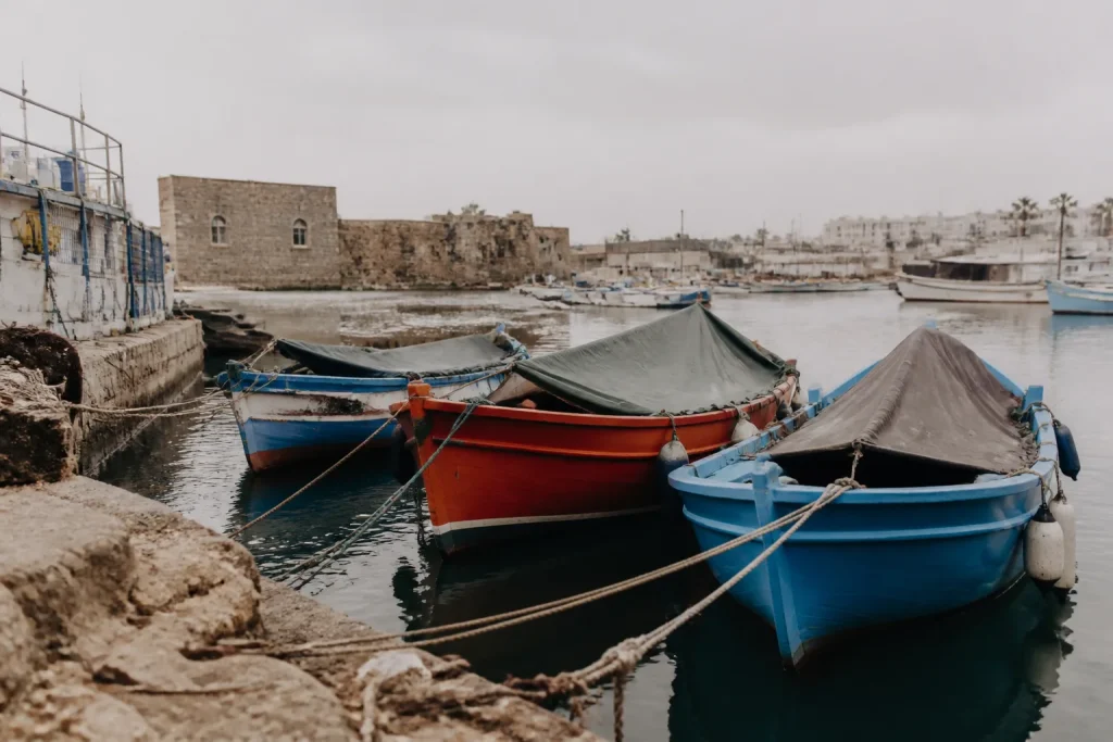 Bateaux de peche colores amarres dans un vieux port
