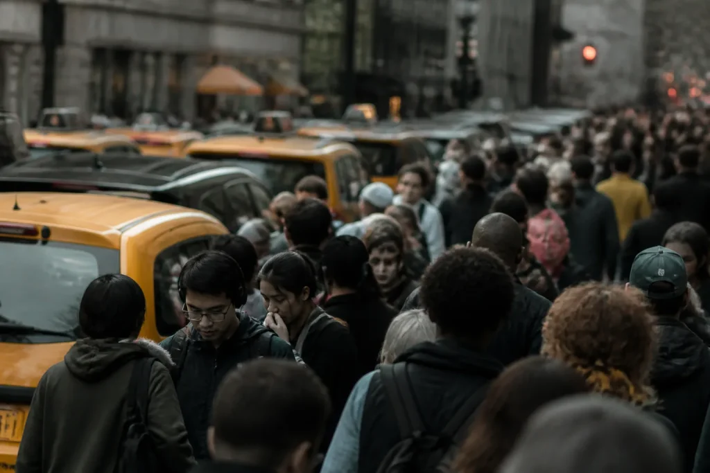 Foule dense et taxis jaunes dans une rue animee