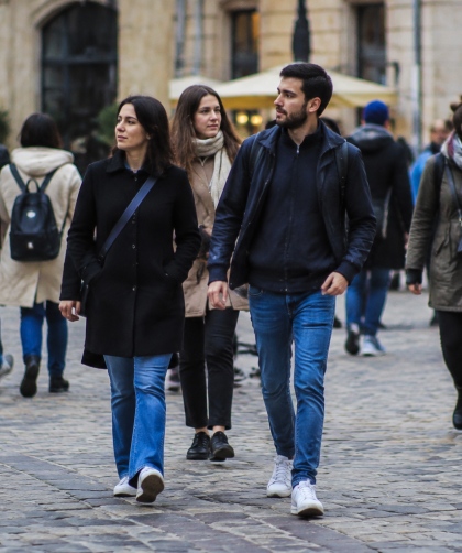 Groupe de passants marchant sur une place pavee