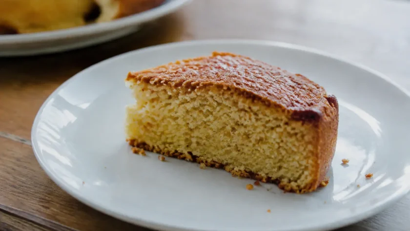 Part de biscuit moelleux sur une assiette blanche