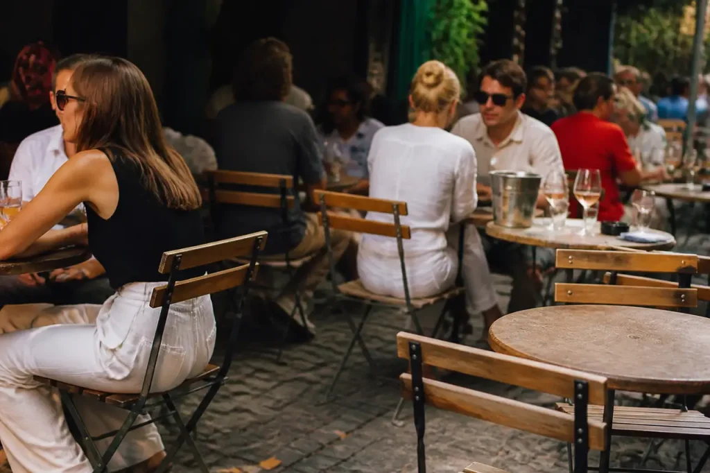 Terrasse de cafe animee avec tables en bois