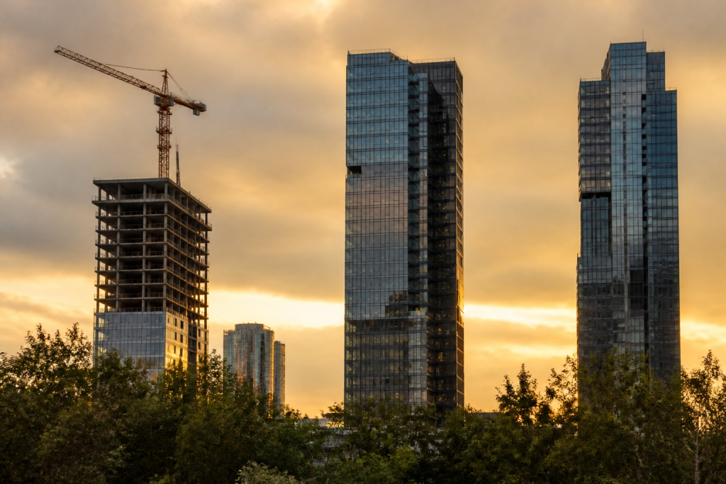 Tours modernes et grues au coucher du soleil