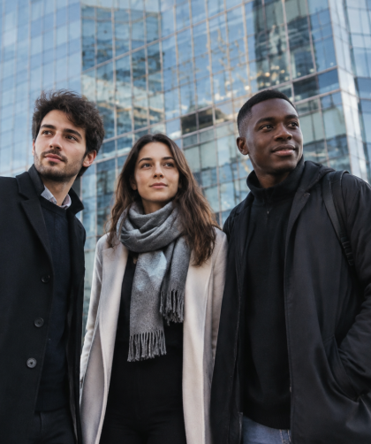 Trois personnes debout devant une tour de verre