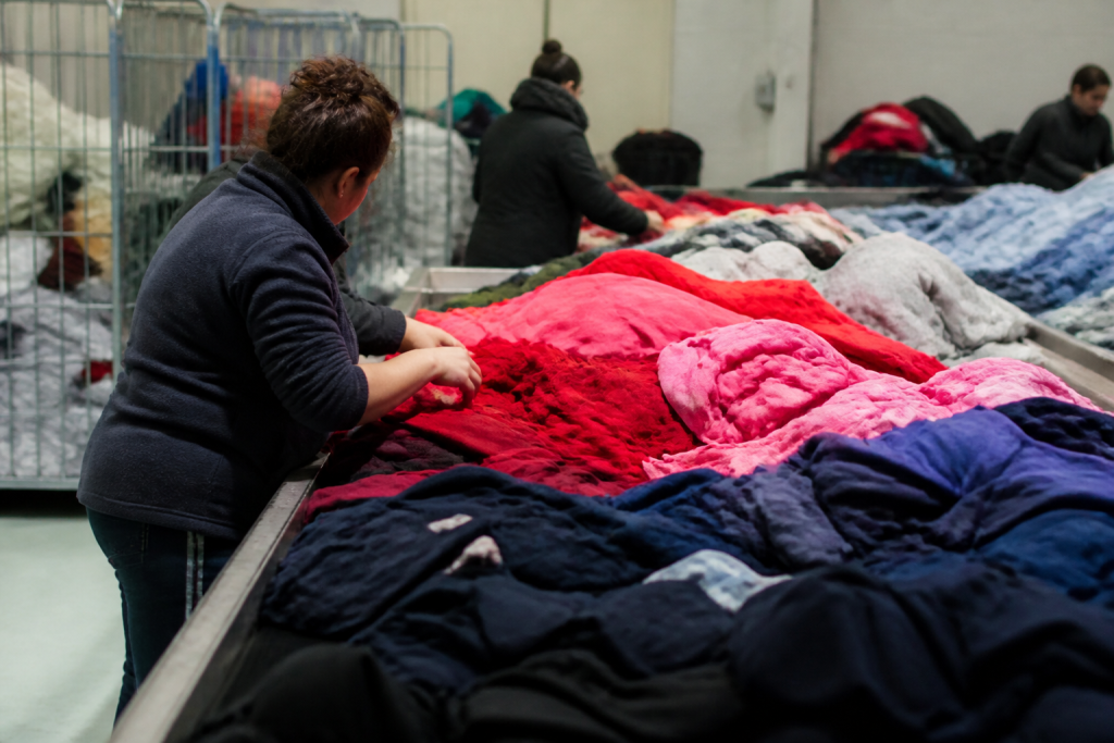 Vetements tries par couleur dans centre recyclage textile
